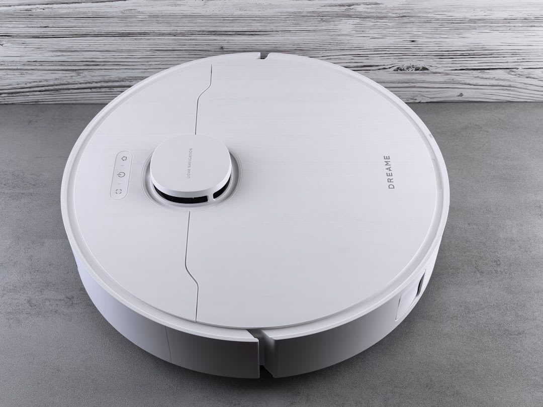 Der Dreame L10s Ultra Gen 3 navigiert mit präziser LiDAR-Technologie und KI-Objekterkennung um Hindernisse im Wohnraum. | Foto: Andrey Matveev