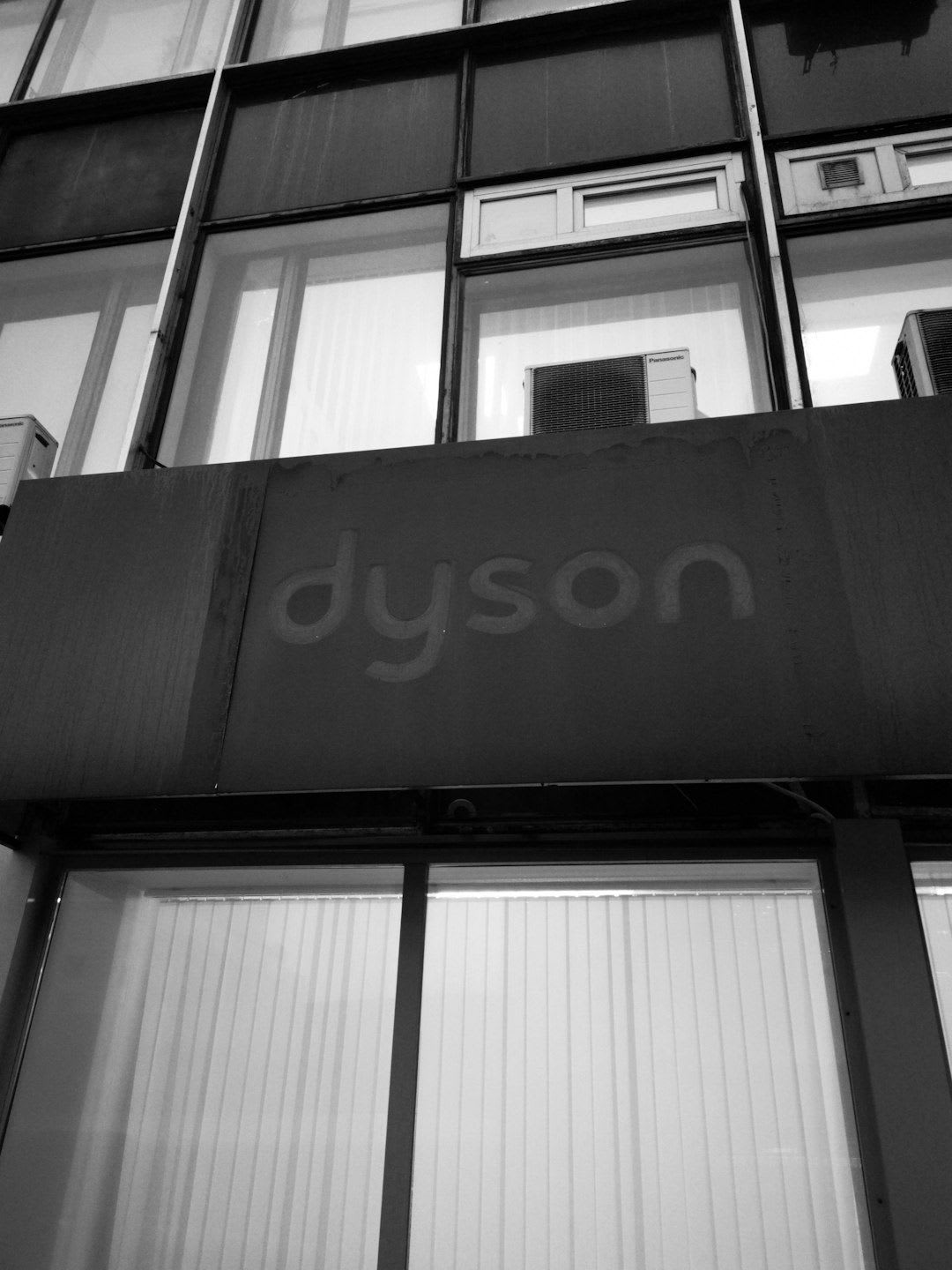 Das Zubehörpaket des Dyson V12 Detect Slim Absolute: Digital Motorbar™, Haardüse und weitere Aufsätze übersichtlich angeordnet. | Foto: Yura Timoshenko