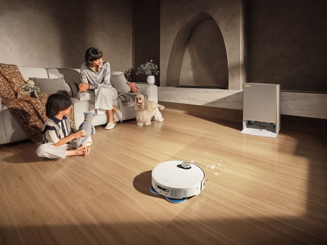 Eine Person reinigt ein Tischbein zur Wartung der Höhenverstellung, um die Langlebigkeit und Funktion zu gewährleisten. | Foto: Dreame Vacuum Cleaner