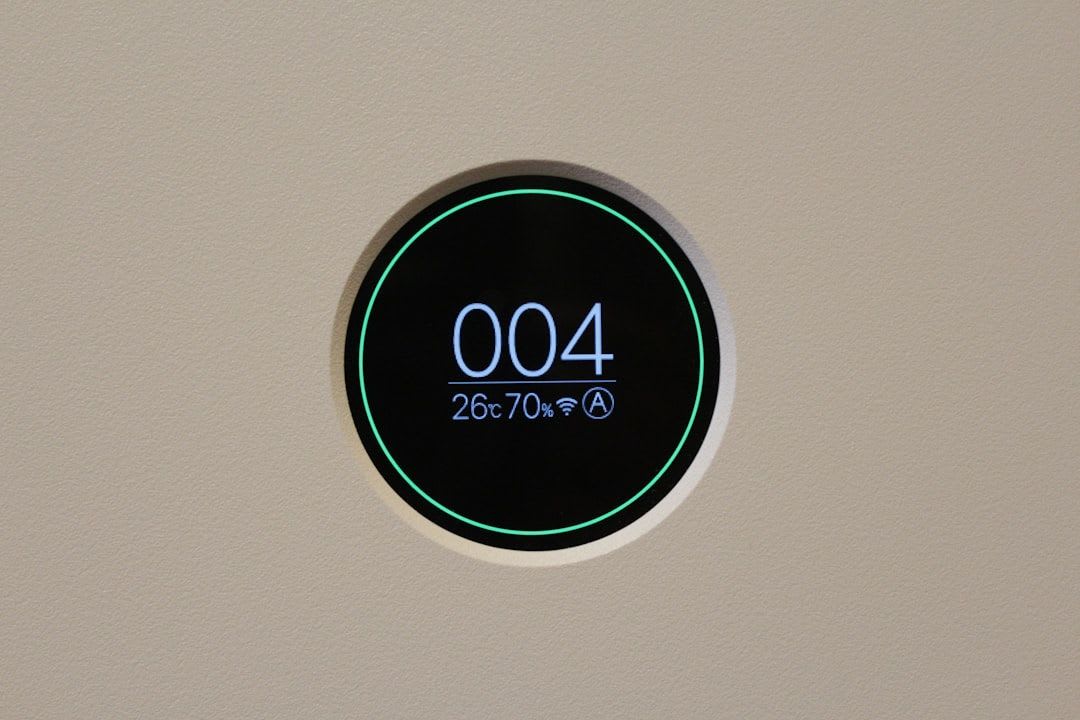 Detailansicht des digitalen Displays eines kabellosen Staubsaugers, das den Akkustand und den ausgewählten Saugkraft-Modus anzeigt. | Foto: Drew Bae