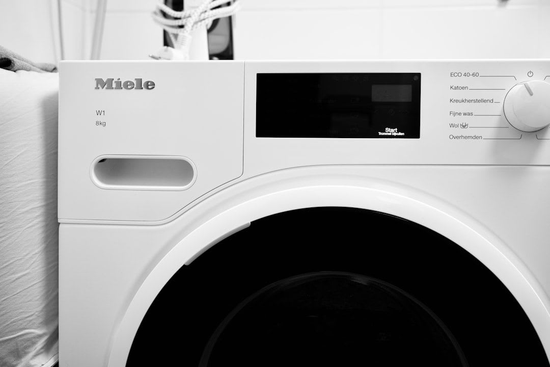 Der Miele Staubsauger kabellos erreicht mit hochgesetzter PowerUnit mühelos hohe Bereiche wie Regale und Decken. | Foto: Jeroen Overschie