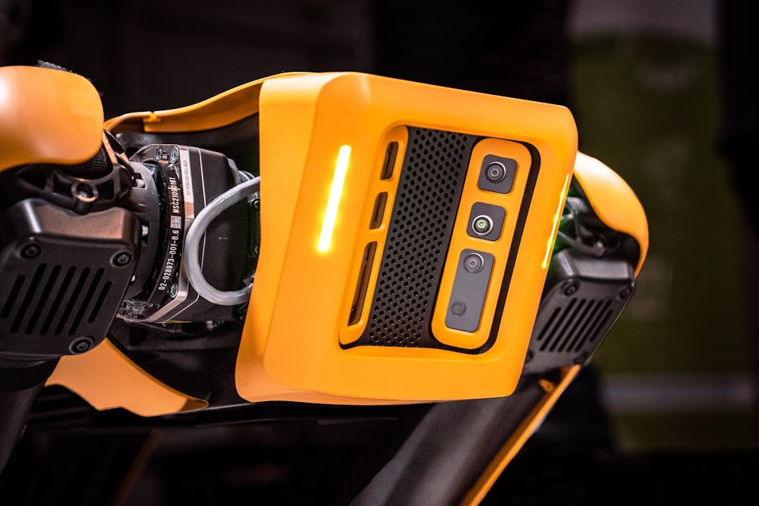 Nahaufnahme des LiDAR-Lasersensors auf dem Roborock F25 Combo Saugroboter, der eine präzise 360-Grad-Karte des Raumes erstellt. | Foto: Mika Baumeister