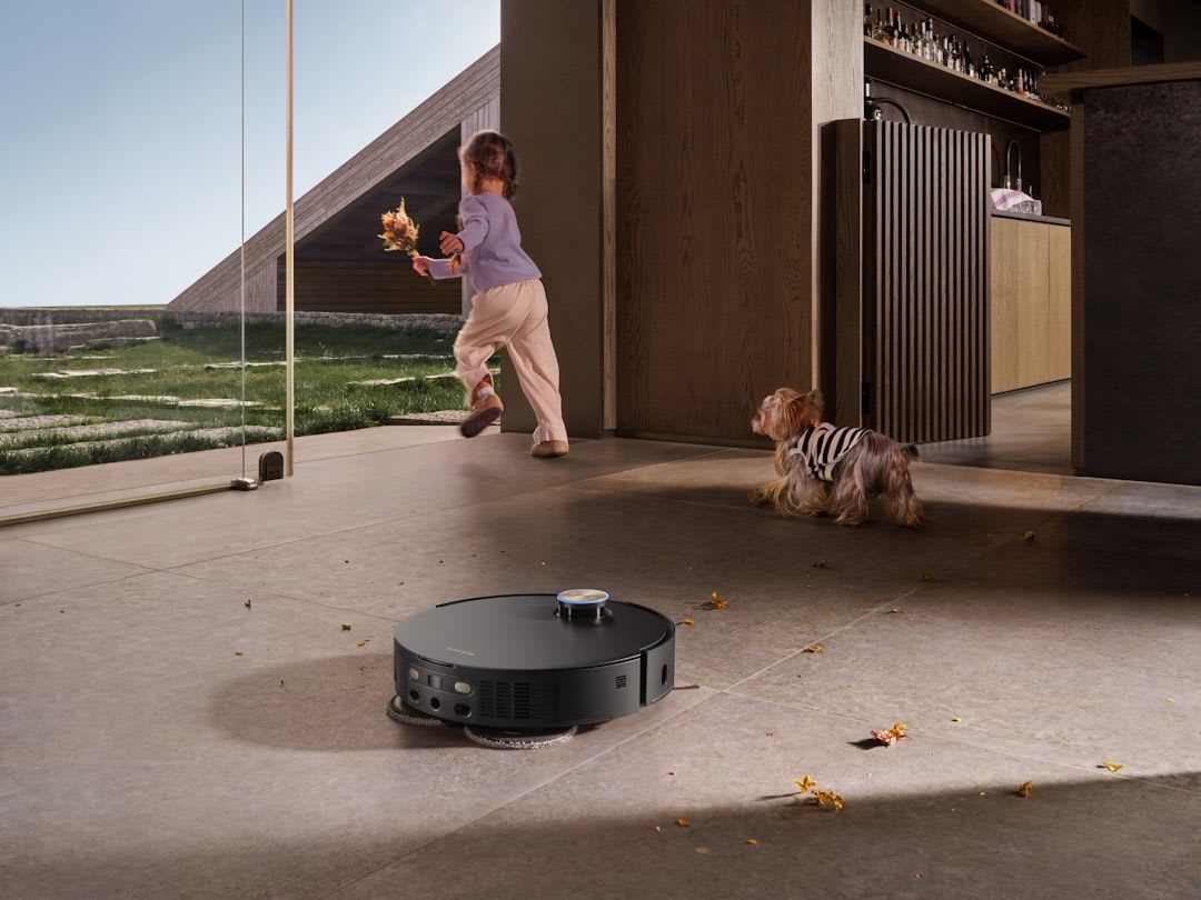 Geöffneter LiDAR-Sensor eines Saugroboters, der die komplexe Laser-Navigationseinheit vor der Reparatur zeigt. | Foto: Dreame Vacuum Cleaner