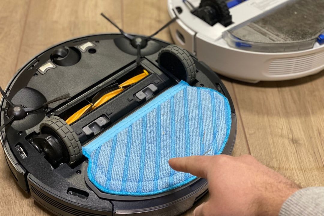 Person führt eine einfache Wartung statt einer Saugroboter Reparatur durch und reinigt die Bürstenwalze. | Foto: Rob Vacuumtester