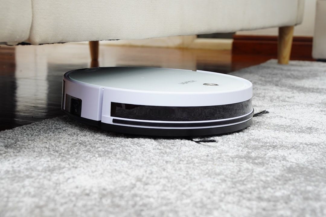 Eine kleine Spezialbürste reinigt Düsen eines Wischroboters, um die Funktion mit dem Reinigungsmittel zu sichern. | Foto: Kowon vn