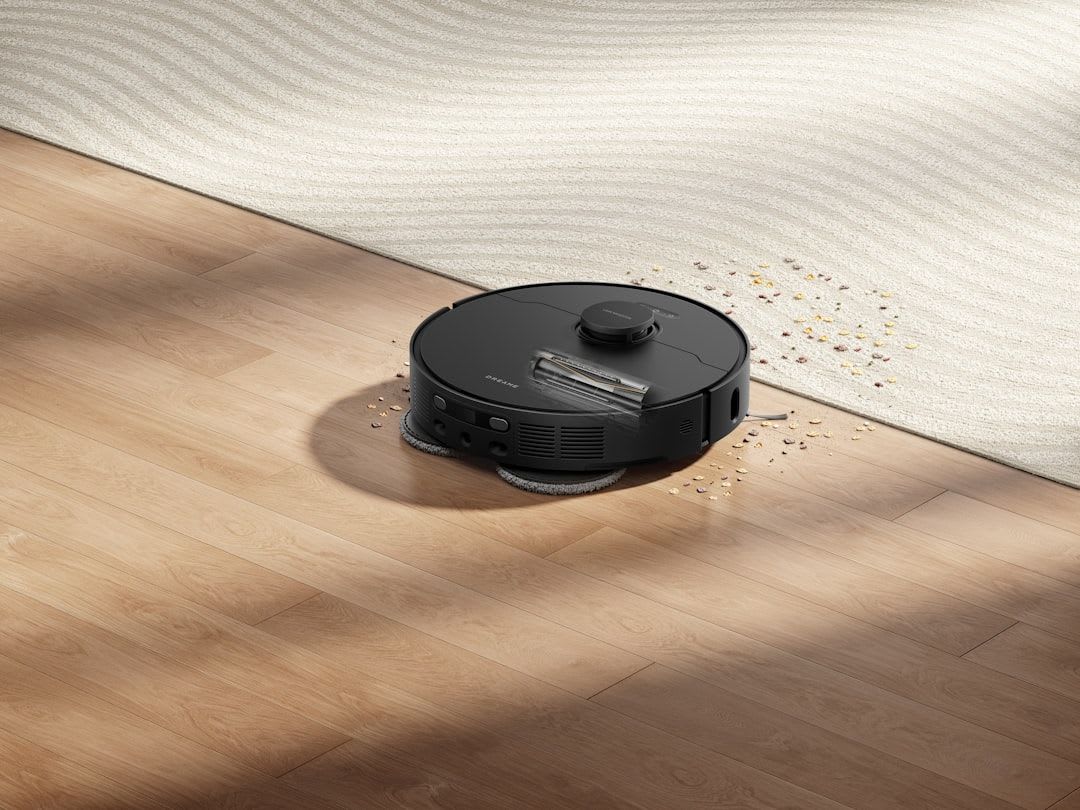 Nahaufnahme des Wassertanks eines Roboters neben einer Flasche speziellem Wischroboter Reinigungsmittel, das die Technik schützt. | Foto: Dreame Vacuum Cleaner