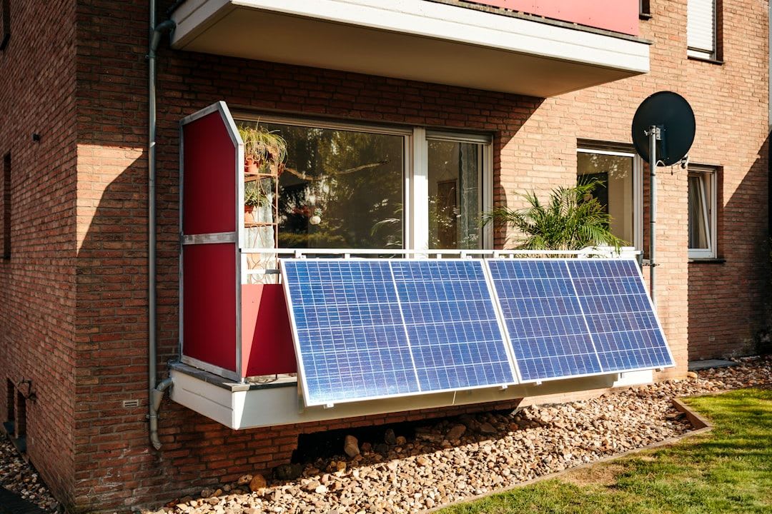 Ein Balkonkraftwerk an einer Hauswand, dessen Ertrag sich nach wenigen Jahren amortisiert und den Gewinn steigert. | Foto: Yuma Solar