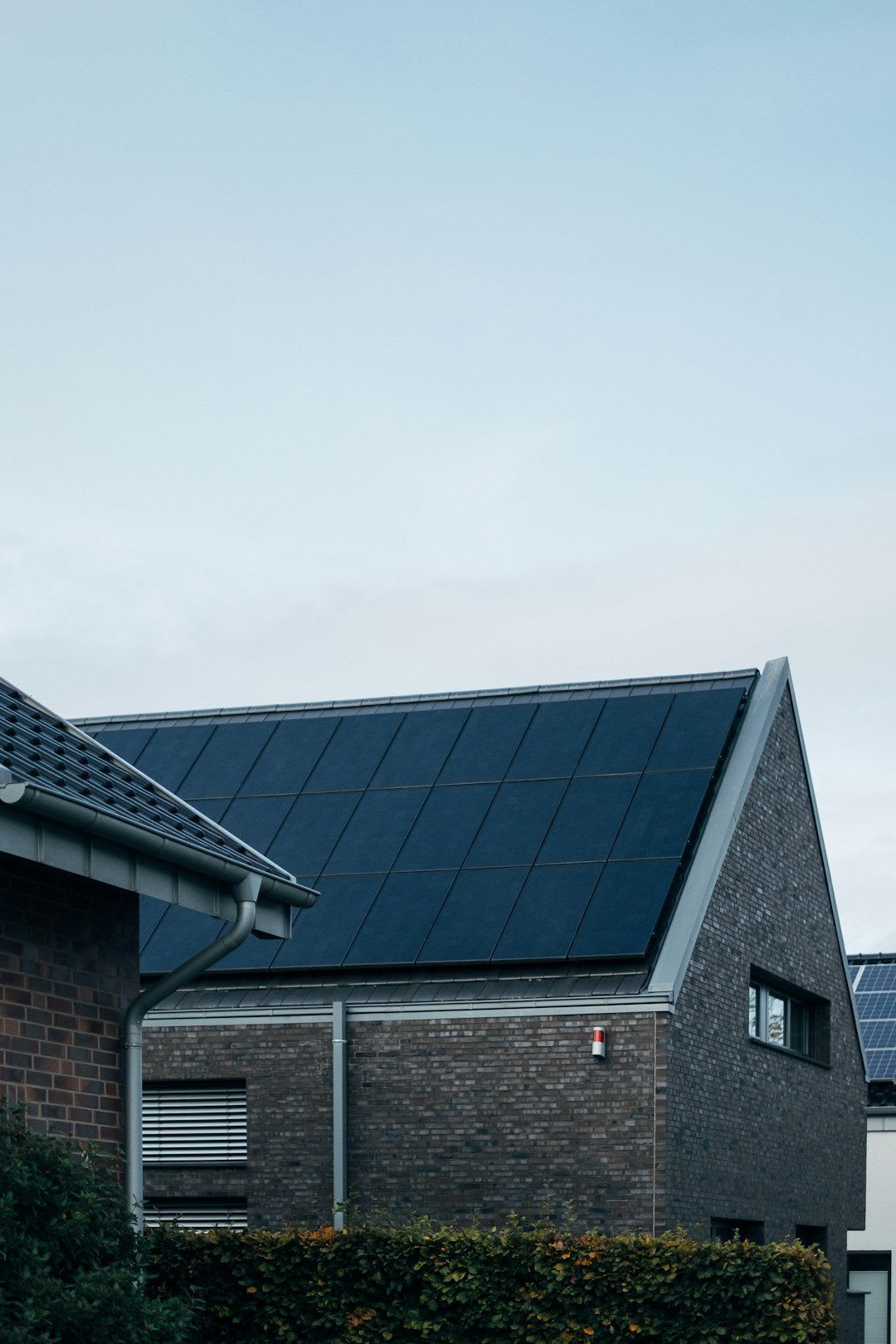 Mini-PV-Anlage auf einem Hochhausbalkon, eine langfristige Investition zur Steigerung des Eigenverbrauchs. | Foto: Benjamin Jopen