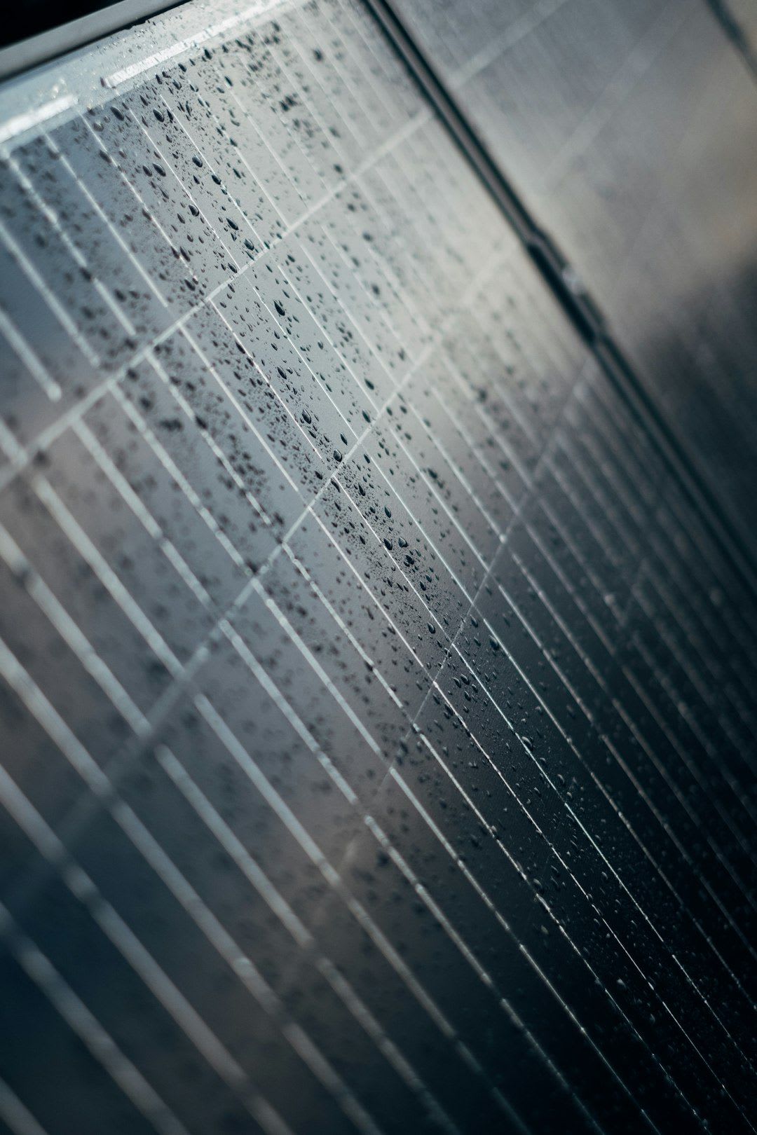 Nahaufnahme der Reinigung eines Solarmoduls zur Sicherstellung des maximalen Balkonkraftwerk Ertrags. | Foto: Benjamin Jopen