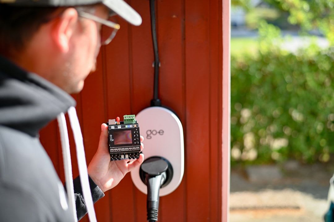 Ein Smart Meter zeigt den aktuellen Stromverbrauch und den Balkonkraftwerk Ertrag zur Optimierung des Eigenverbrauchs. | Foto: go-e