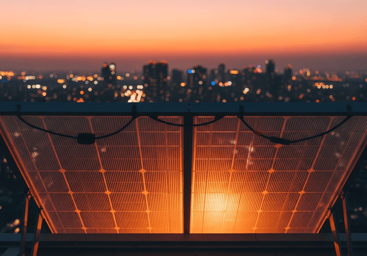 Bifaziale Solarmodule am Balkon in der Abenddämmerung: Die transparente Rückseite fängt weiches, diffuses Licht ein.