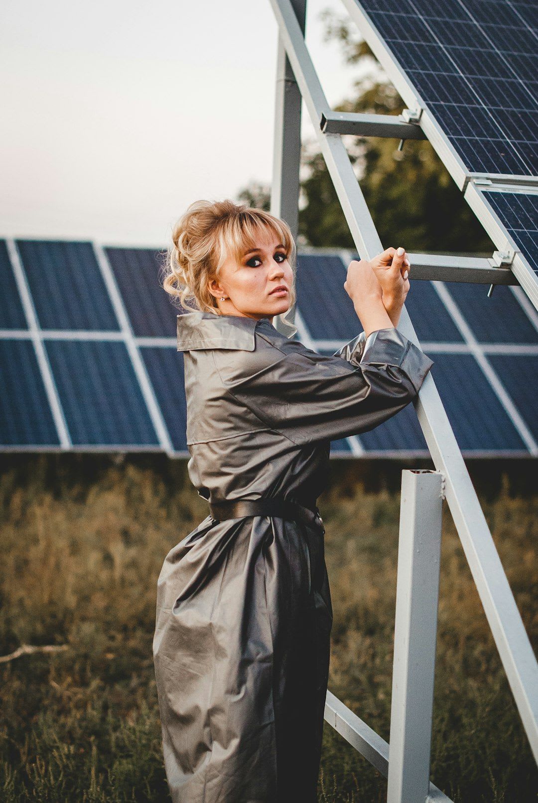 Fachkundige Hände mit einem Multimeter bei der Messung in einer Elektroverteilung als Teil der DGUV Vorschrift 3 Prüfung. | Foto: Kateryna Hliznitsova