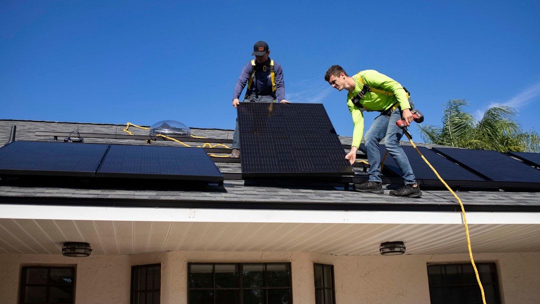 Ein Elektriker eines Fachbetriebs installiert ein Smart-Home-System und verbindet präzise Kabel in der Steuereinheit. | Foto: Raze Solar