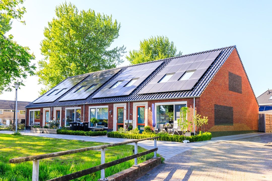 Fachmännisch installierter Wechselrichter, ein Aspekt der früheren steuerlichen Absetzbarkeit von Handwerkerkosten für die PV-Anlage. | Foto: Uitbundig