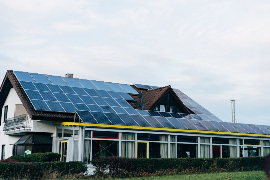 Saubere Kabelführung der installierten PV-Anlage, ein Detail der nicht mehr privat absetzbaren Handwerkerleistungen. | Foto: Markus Winkler