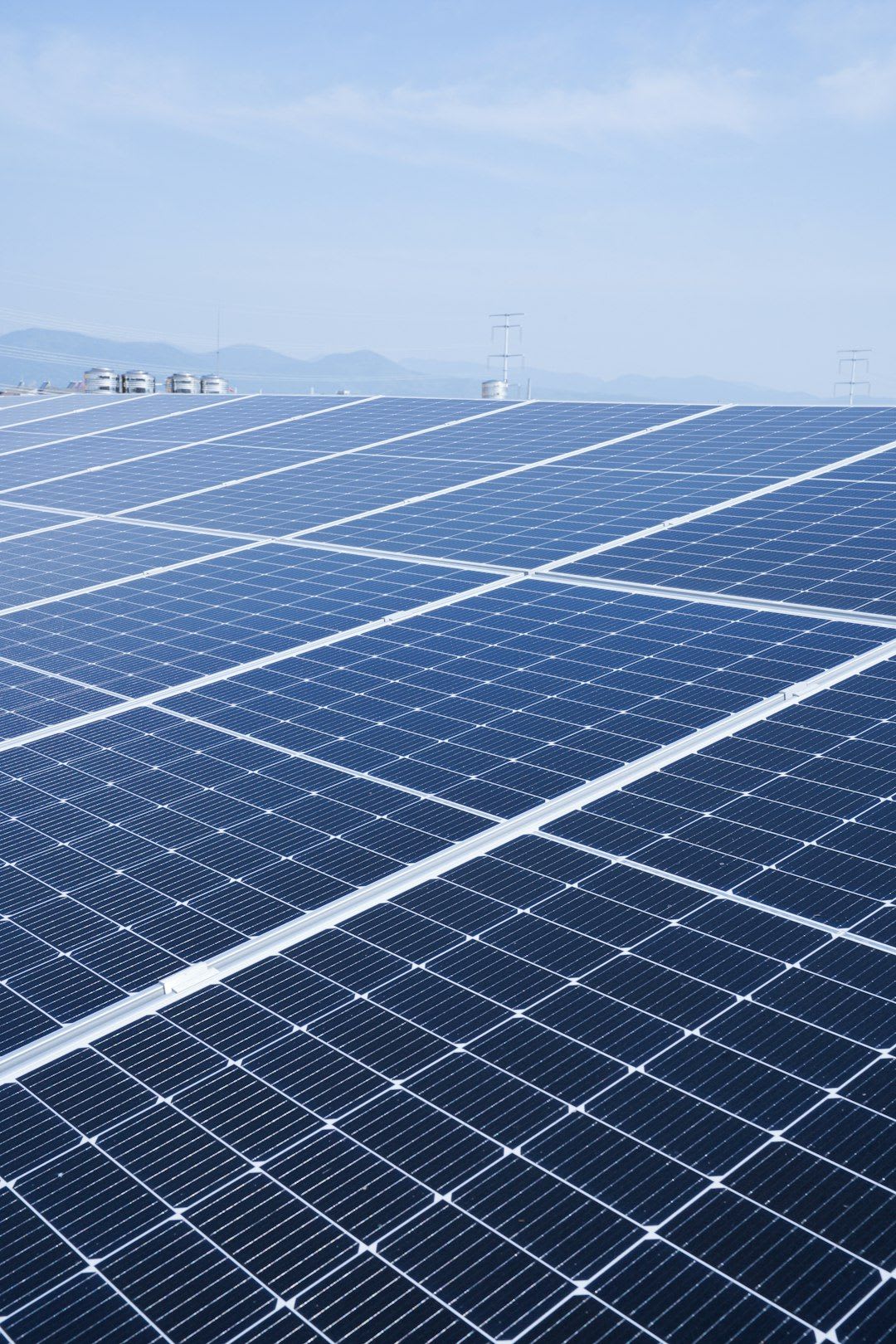 Rechnung für eine Solaranlage, die dank Nullsteuersatz die Umsatzsteuer erspart und zeigt, wie man die PV-Anlage steuerlich absetzt. | Foto: Soren H