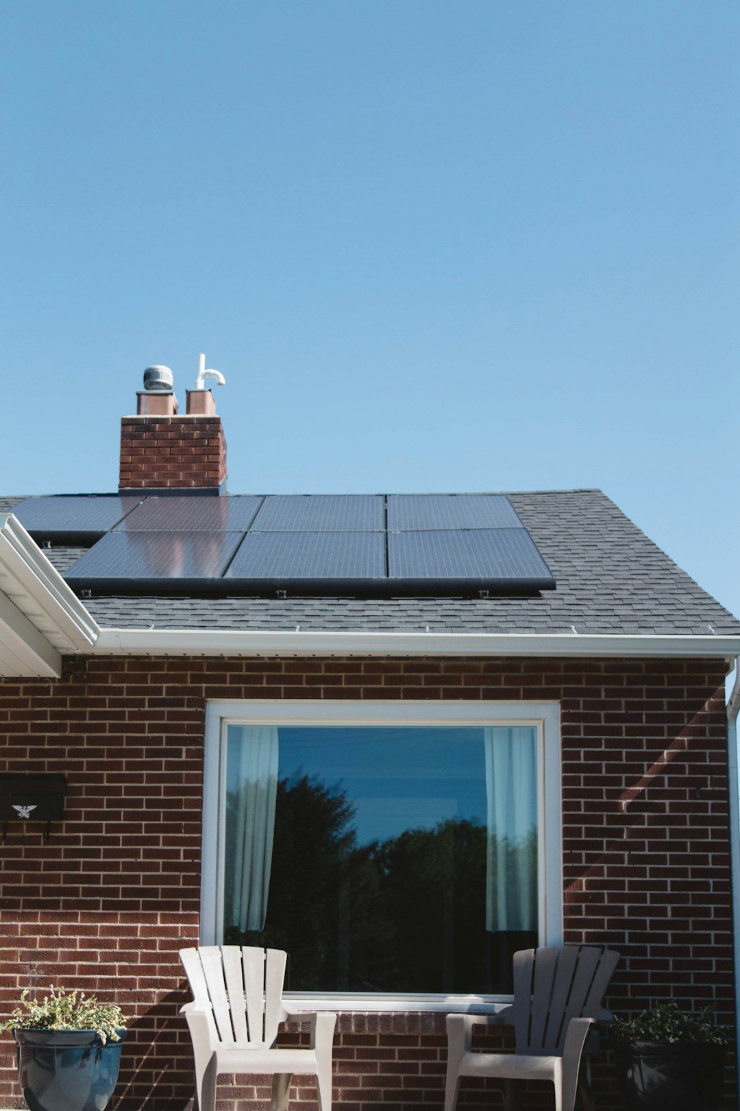 Moderne PV-Anlage auf einem Einfamilienhaus, um sie als Privatperson steuerlich abzusetzen, bei strahlendem Sonnenschein. | Foto: Vivint Solar