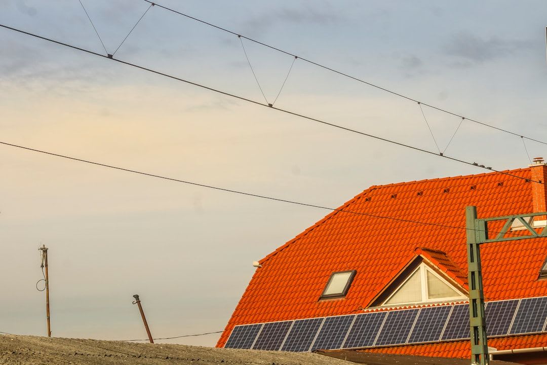 Ein beschädigtes Stromkabel als Ursache für einen Kurzschluss, eine häufige Fehlerquelle, wenn die Sicherung ständig rausfliegt. | Foto: Umair Ali Asad