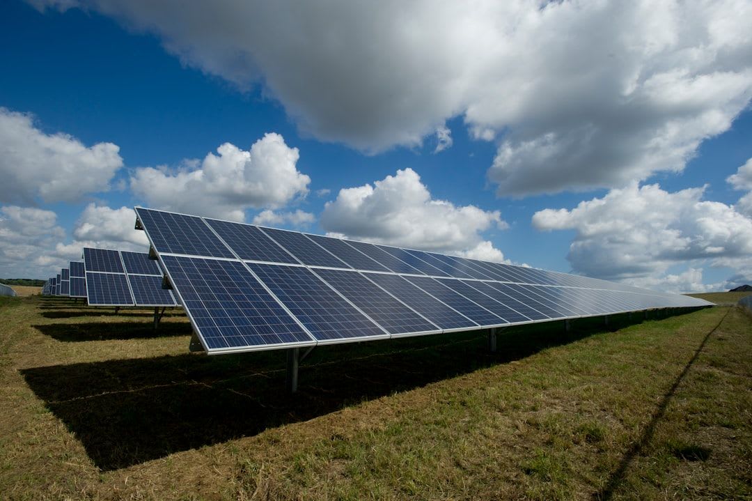 Benötigtes Material zum Solar Tracker selber bauen: Motor, Sensoren und mechanische Teile liegen auf einer Werkbank bereit. | Foto: American Public Power Association
