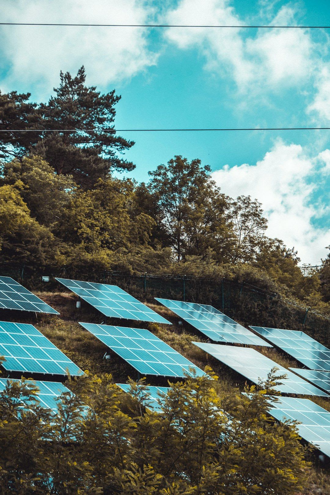 Eine Ost-West-Solaranlage Ausrichtung zur Optimierung des Eigenverbrauchs über den gesamten Tag verteilt. | Foto: Moritz Kindler
