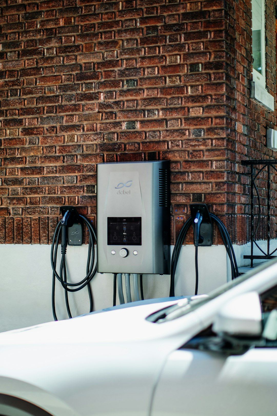 Aufgeständerte Solarmodule auf einem Flachdach zeigen eine flexible Variante der Solaranlage Ausrichtung. | Foto: dcbel