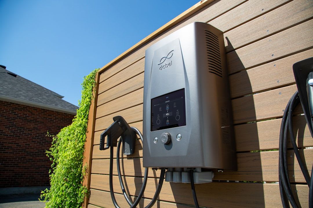 Strom sparen Tipp gegen Standby: Eine Steckdosenleiste mit eingeschaltetem Schalter versorgt TV und Konsole mit Strom. | Foto: dcbel