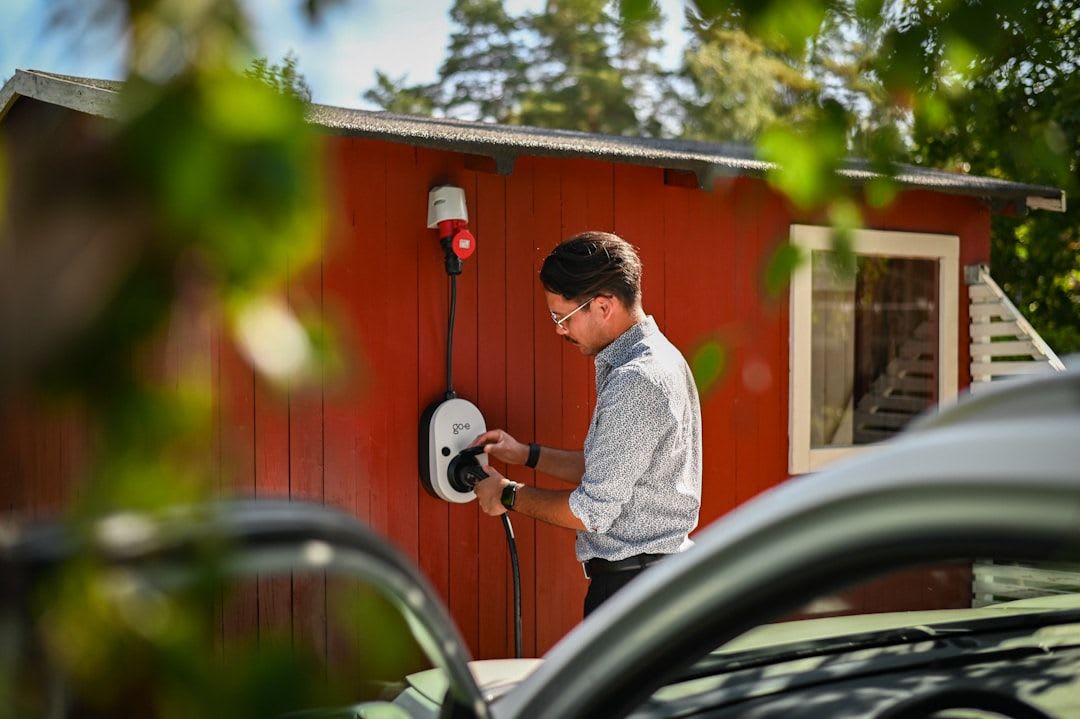Moderne, energieeffiziente Waschmaschine und Wärmepumpentrockner, die den Stromverbrauch für 2 Personen deutlich reduzieren können. | Foto: go-e