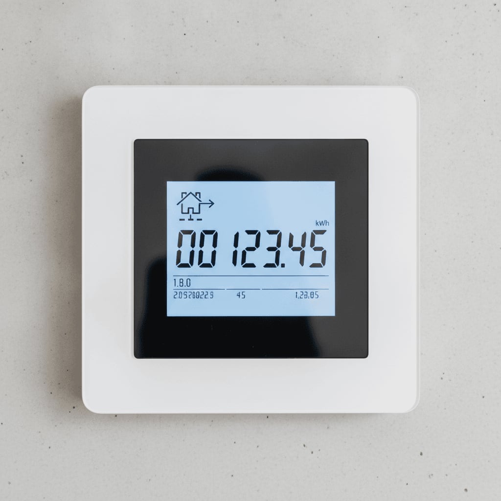 Zählerstände verstehen: Der digitale Stromzähler zeigt den Netzbezug für die Photovoltaik-Anlage unter dem Code 1.8.0 an.