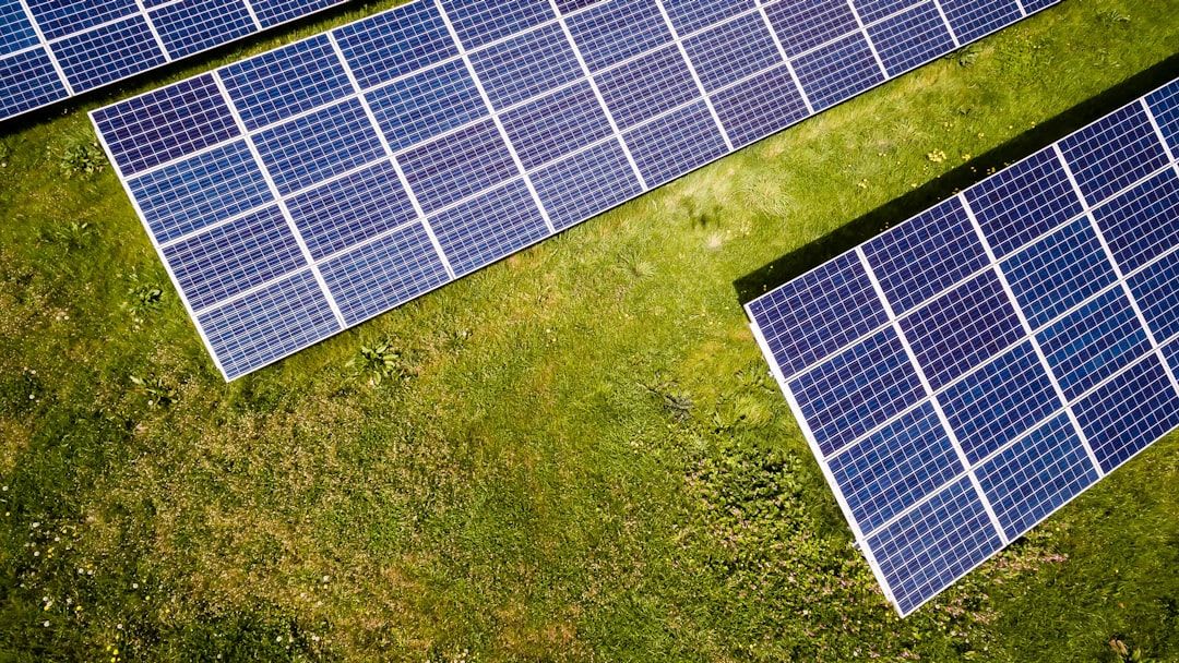 Erdwärmepumpe mit Kollektoren im Garten, die die hohe Effizienz der Technologie beweist und die Wärmepumpen-Lüge widerlegt. | Foto: Andreas Gücklhorn