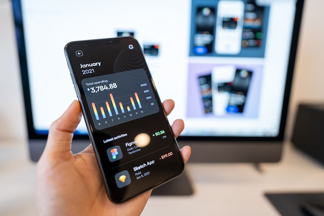 Eine Person nutzt eine App auf einem Tablet, um den Stromverbrauch in Echtzeit von Watt in kWh umzurechnen. | Foto: Tran Mau Tri Tam ✪