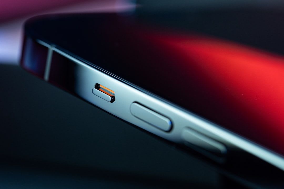 Nahaufnahme der Smartphone-Einstellungen, die die aktivierte Option für Adaptives Laden zeigt, um den Akku zu schützen. | Foto: TheRegisti
