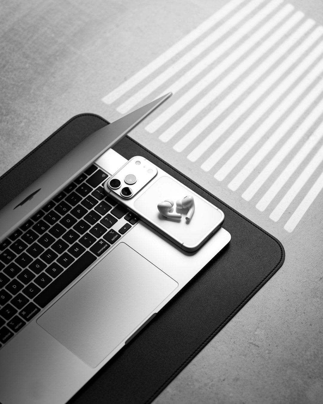 Ein Laptop am Schreibtisch, dessen Display-Symbol auf das aktive Adaptive Laden zum Schutz des Akkus hinweist. | Foto: Sayan Majhi