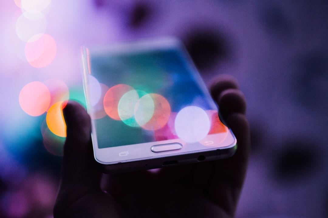 Ein Smartphone-Display zeigt die intelligente Funktion Adaptives Laden, die den Akku basierend auf dem Nutzerverhalten optimal auflädt. | Foto: Rodion Kutsaiev