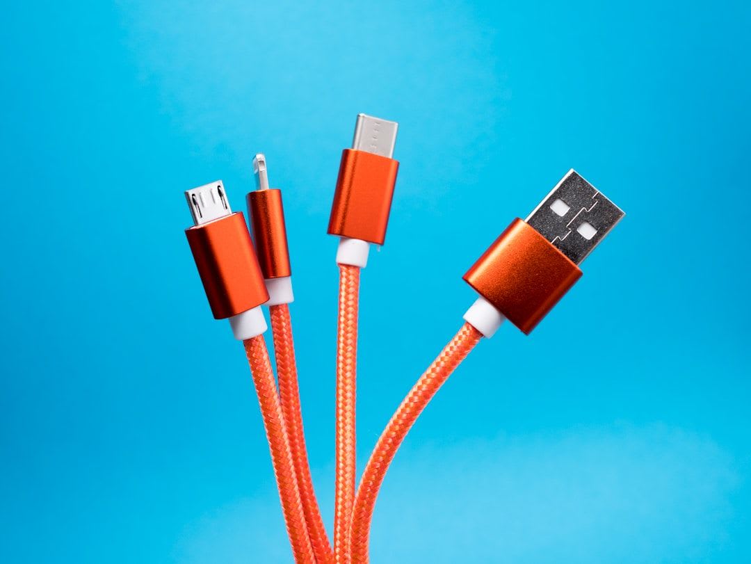 Ein USB-C Schnellladekabel, dessen Ladekurve das Zusammenspiel von Schnellladen und Adaptivem Laden zum Schutz des Akkus darstellt. | Foto: Lucian Alexe