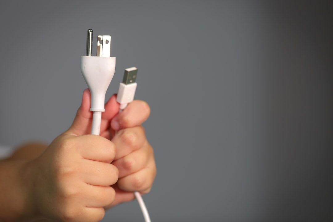 Eine Hand steckt ein USB-C-Kabel in ein Android-Smartphone als Alternative zum mythischen Android Akku Reset Code. | Foto: Keila Trejo