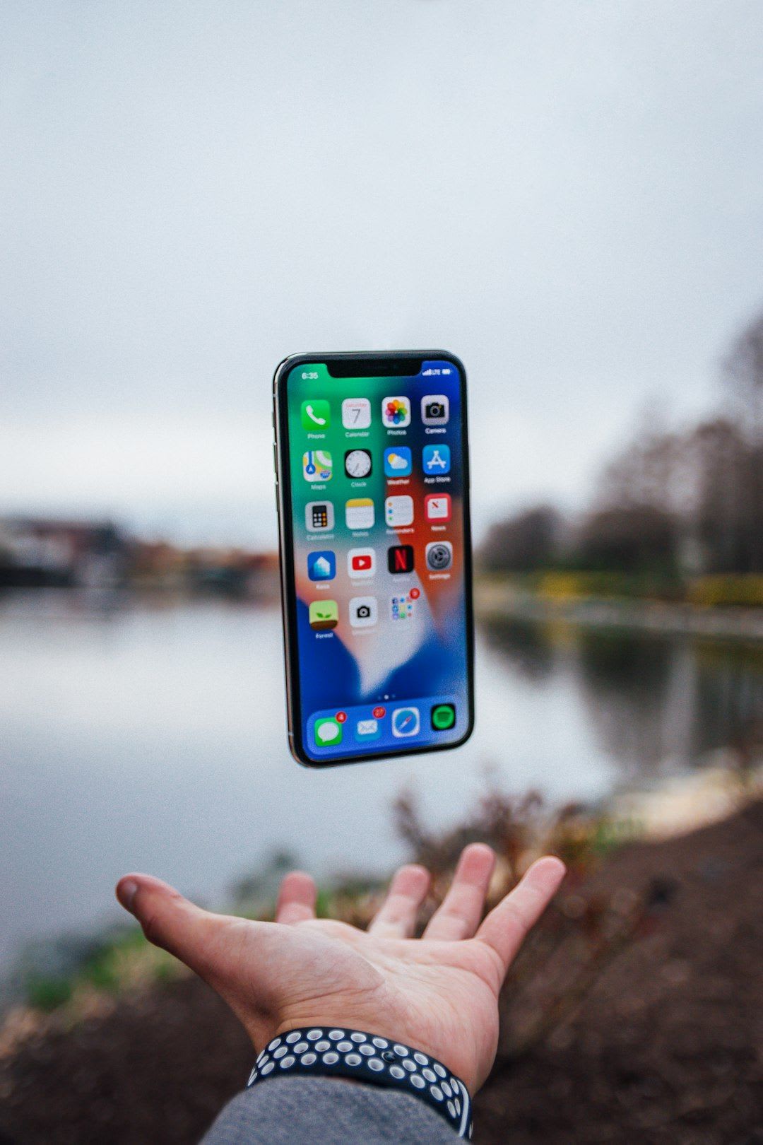 Ein aufgeblähter Smartphone-Akku, der die Grenzen des Android Akku Reset Code aufzeigt und einen Austausch erfordert. | Foto: Neil Soni