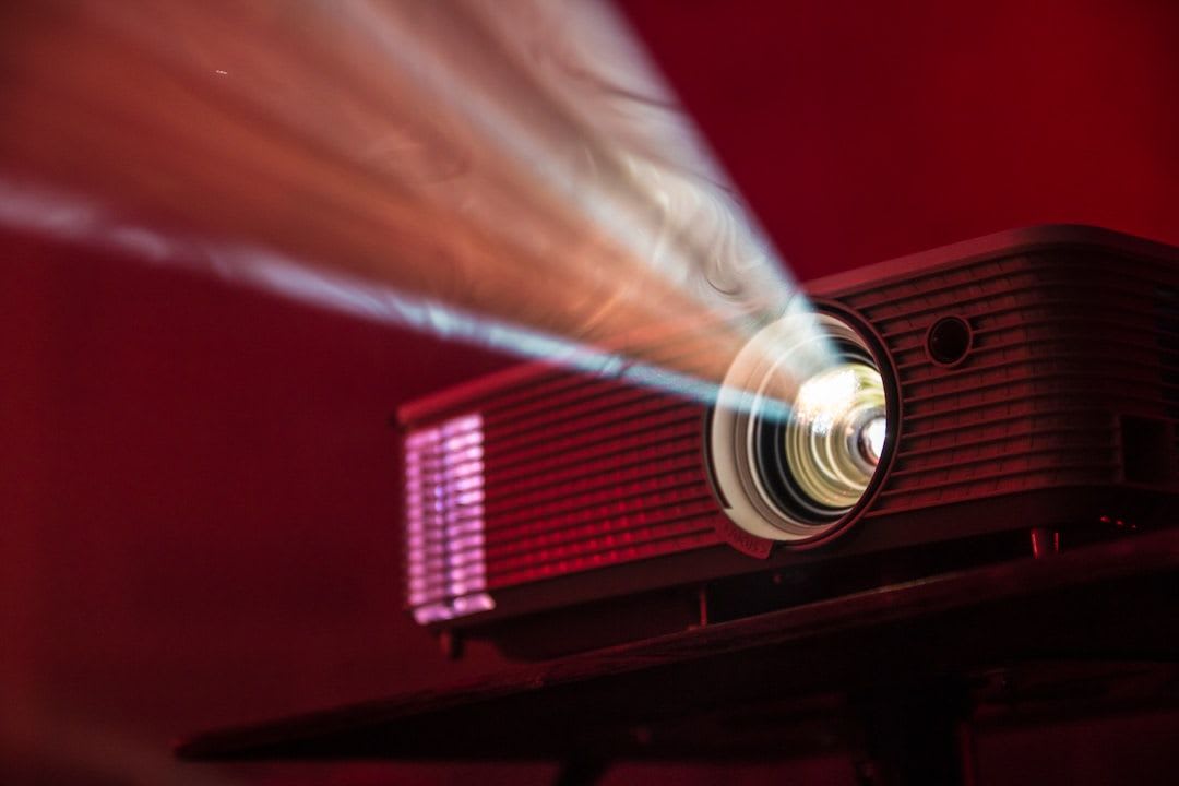 Beamer Kaufberatung: Klassischer Decken-Projektor in einem dedizierten Heimkino-Raum für das ultimative Filmerlebnis. | Foto: Alex Litvin