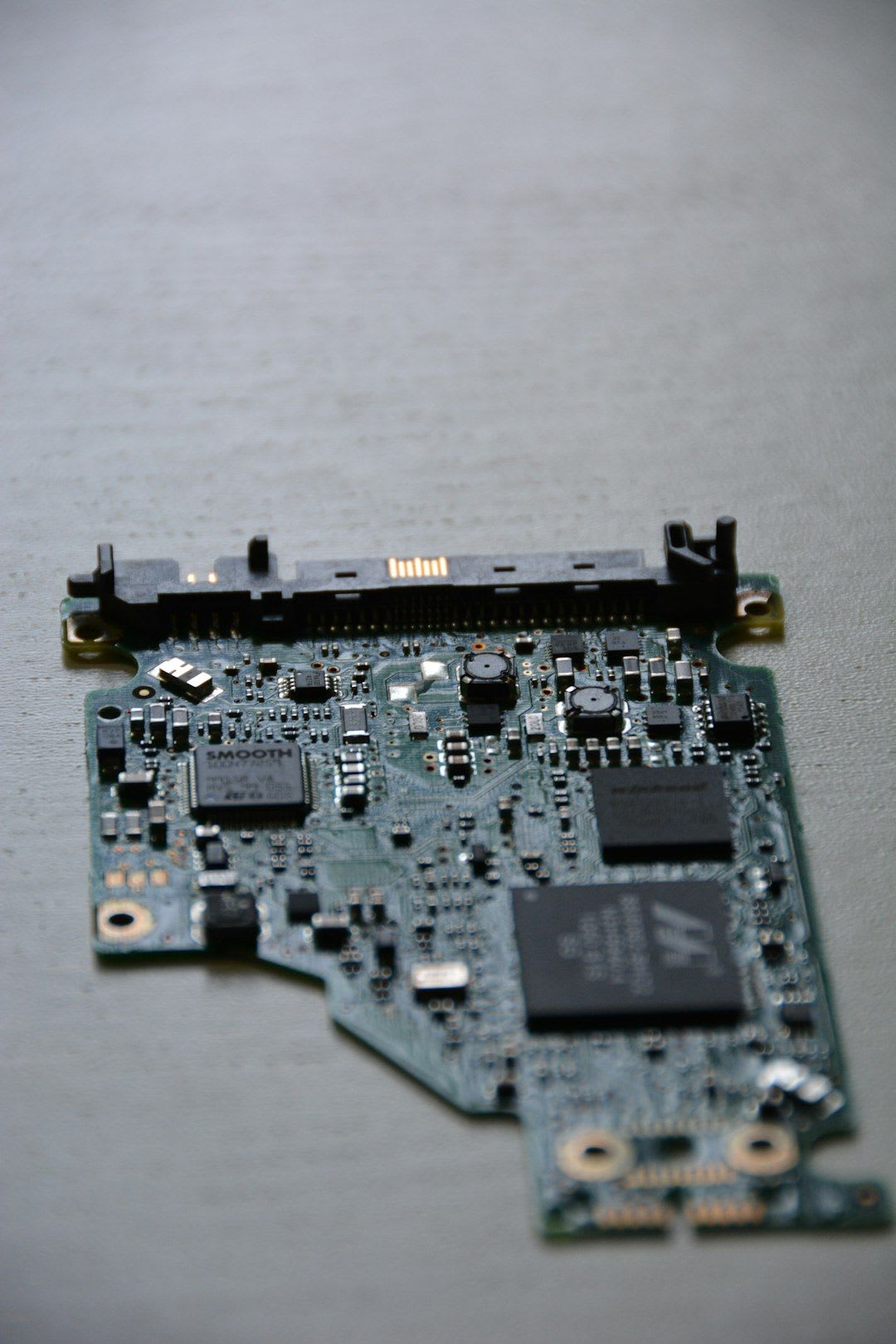 SSD selbst einbauen für ein PC-Upgrade: Eine SATA-SSD wird in den Laufwerkschacht eines aufgerüsteten Computers geschoben. | Foto: Bruce Hong
