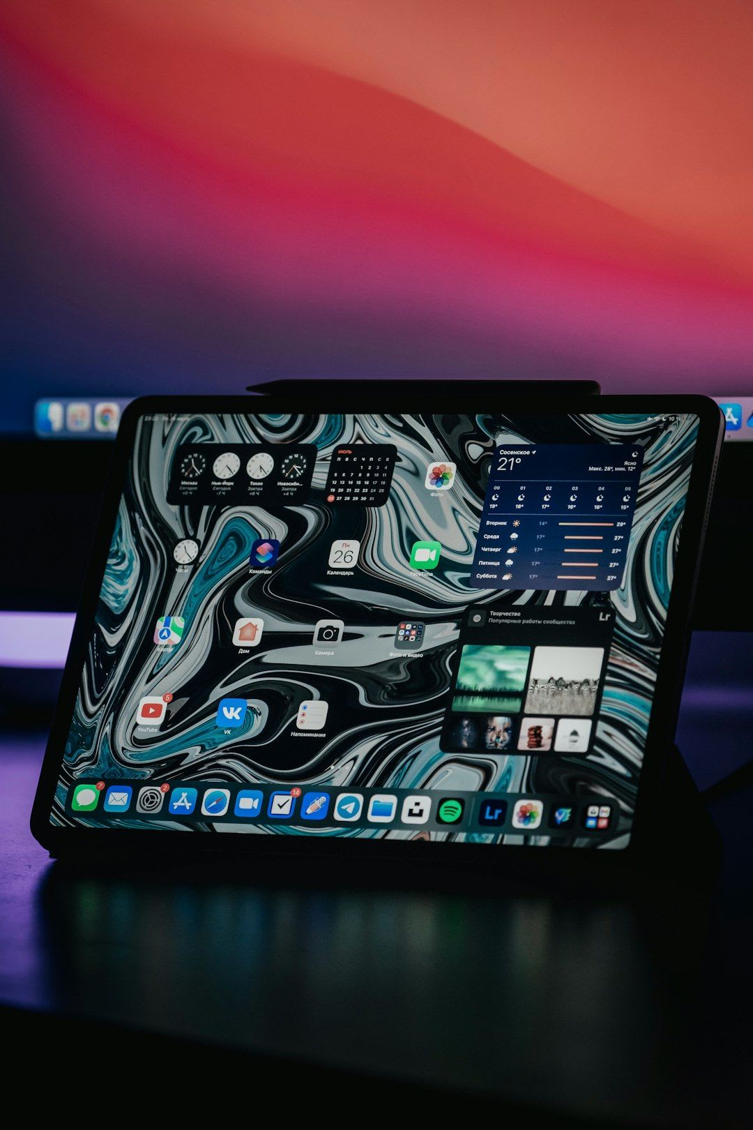 Das Zubehör-Ökosystem des iPad Pro M4 13 Zoll: Tablet, Magic Keyboard und Apple Pencil Pro auf einem Schreibtisch. | Foto: refargotohp