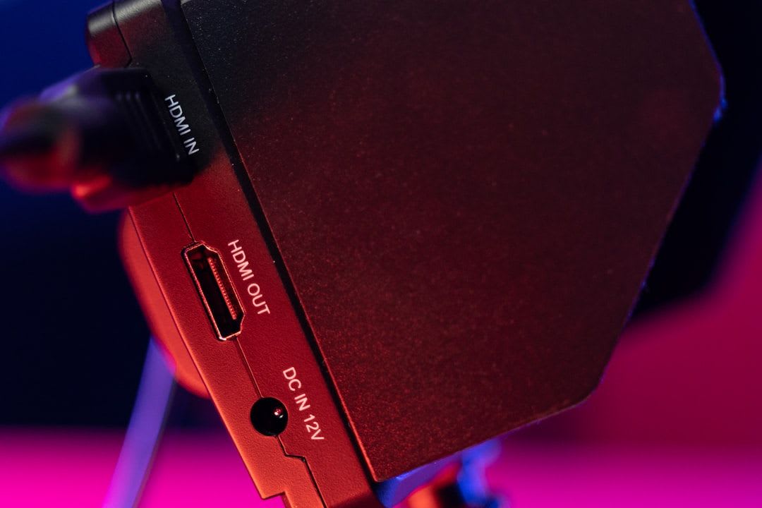 Detailansicht der Video-Anschlüsse wie HDMI und DisplayPort an einer Laptop-Dockingstation. | Foto: TheRegisti