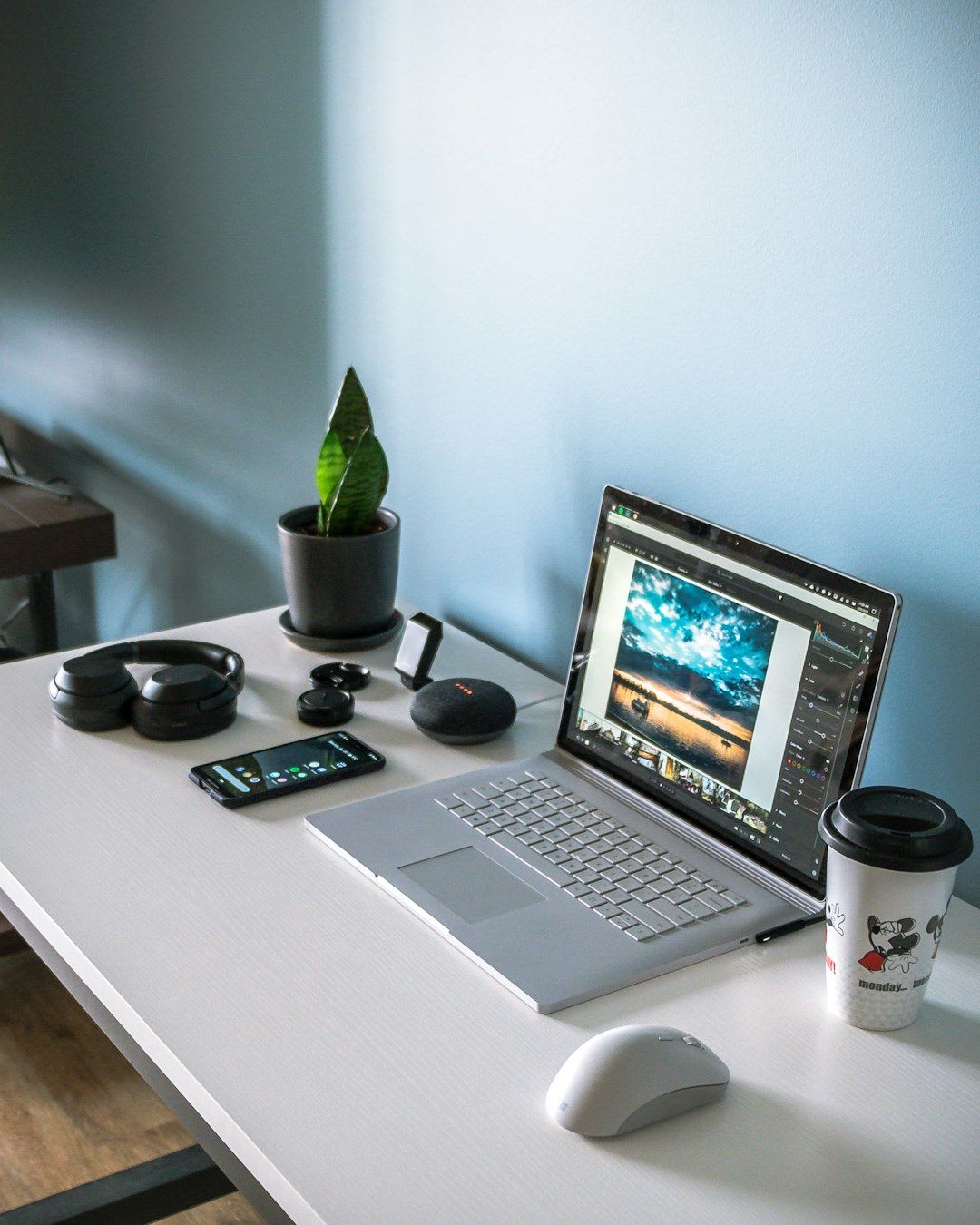 Aufgeräumter Schreibtisch mit Laptop-Dockingstation, die mehrere Monitore und Geräte mit sauberem Kabelmanagement verbindet. | Foto: Christian Lambert