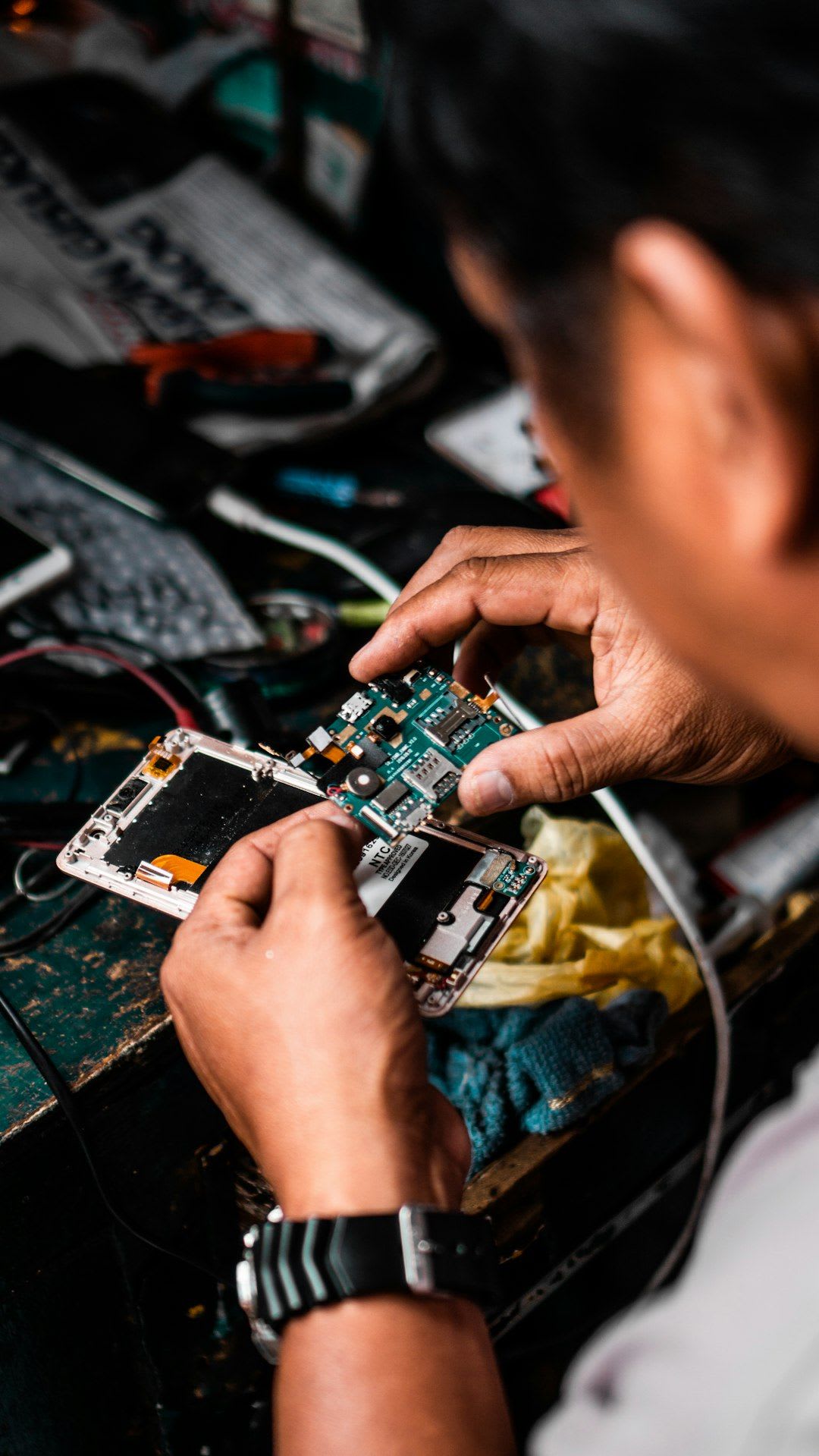 Reparatur-Beginn: Eine Person öffnet einen Laptop, der überhitzt, um die inneren Komponenten zu reinigen. | Foto: Clint Bustrillos