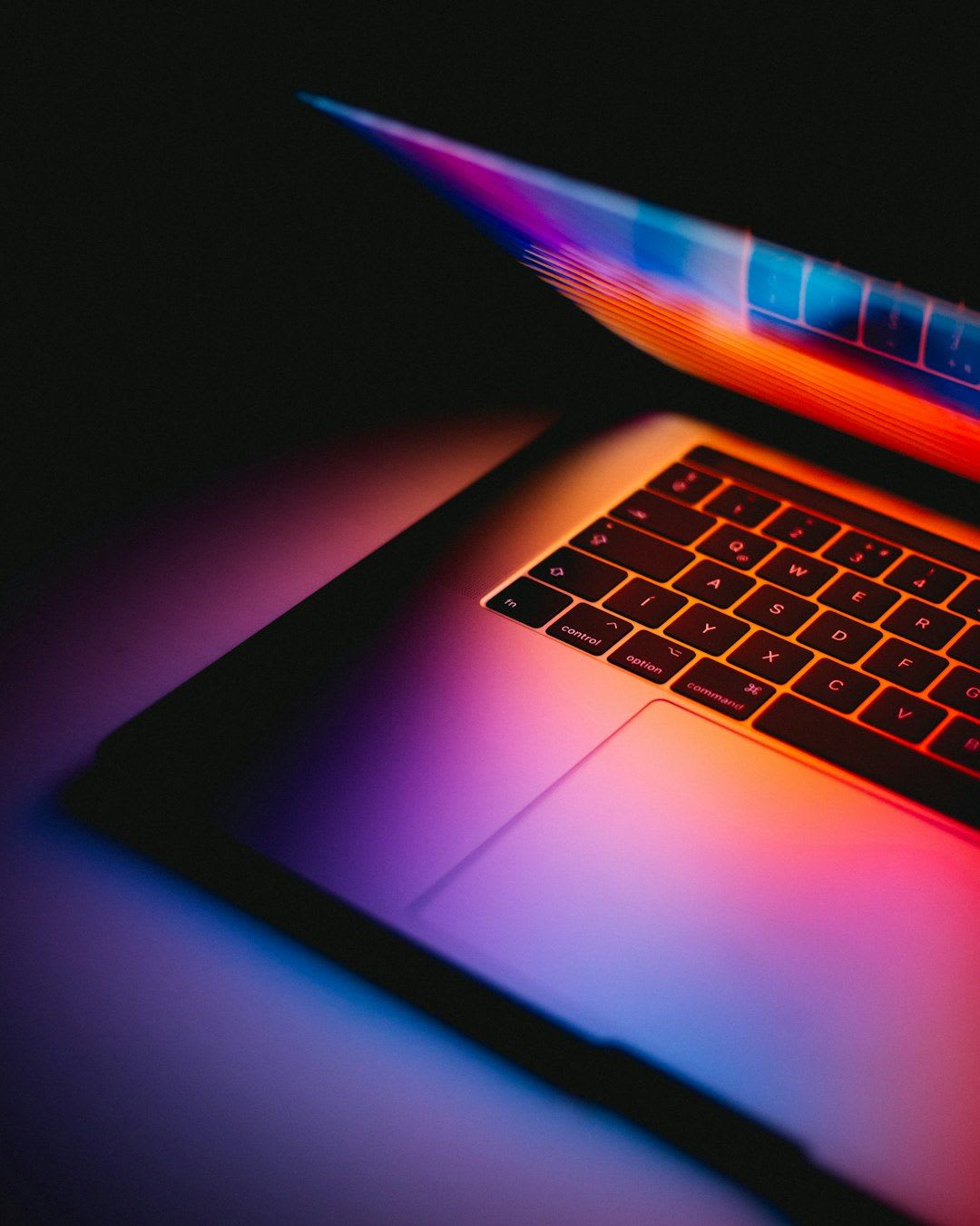 Ein Laptop auf einem externen Kühlpad mit Lüftern, eine effektive Maßnahme, wenn ein Laptop ständig überhitzt. | Foto: Andras Vas