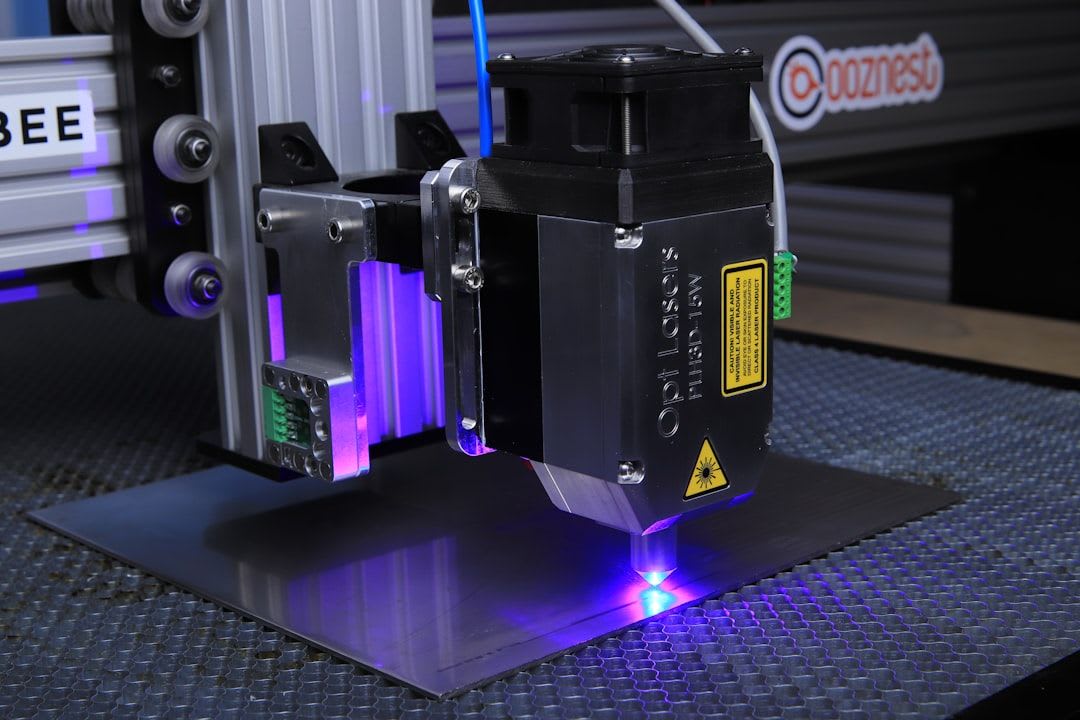 Vergleich der Beamer-Technik: Eine Laserdioden-Einheit mit präzisen blauen Lichtstrahlen als Herzstück eines Laser-Beamers. | Foto: Opt Lasers