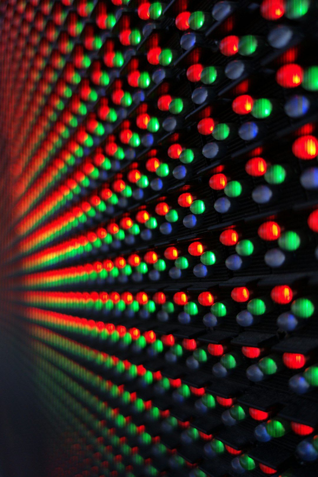 Ein kompakter, moderner LED-Beamer demonstriert die fortschrittliche und platzsparende Beamer-Technik für zu Hause. | Foto: engin akyurt