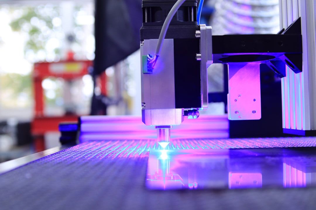 Detailansicht der Laser-Beamer-Technik: Ein blauer Laserstrahl trifft auf ein Phosphorrad und erzeugt ein helles Licht. | Foto: Opt Lasers