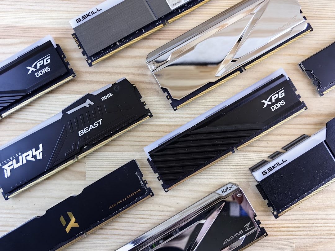 Moderne DDR5 RAM-Module als Kernkomponente, um einen alten PC aufzurüsten und die Systemleistung zu verbessern. | Foto: Andrey Matveev