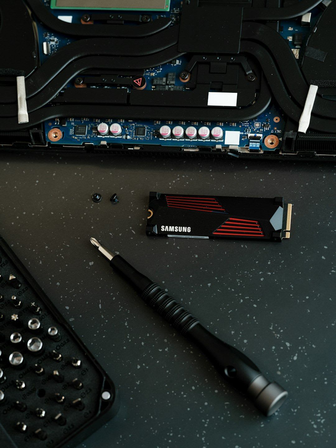 Installation einer schnellen NVMe M.2 SSD, um die Ladezeiten beim aufgerüsteten PC drastisch zu verkürzen. | Foto: Samsung Memory