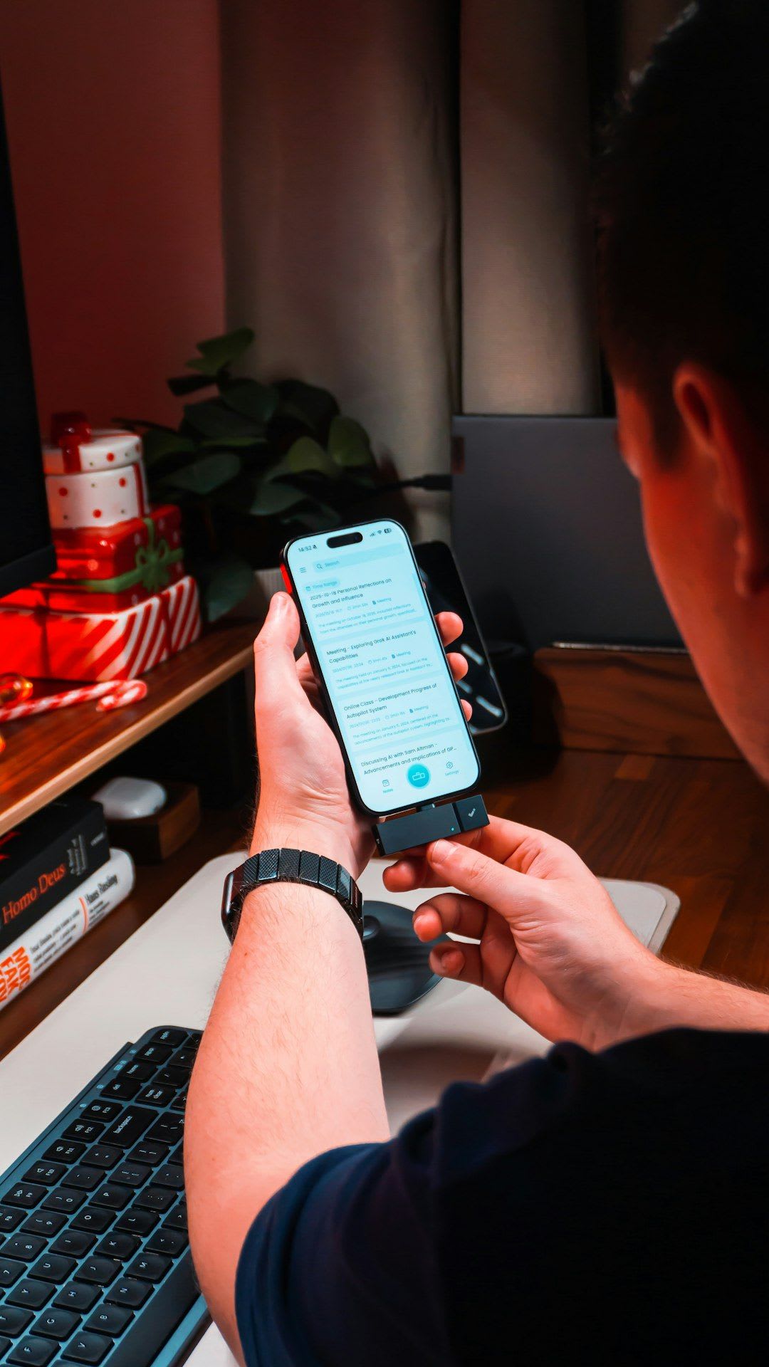 Eine Person installiert eine neue SSD-Festplatte in einen Desktop-Computer um den alten PC aufzurüsten, Fokus auf die Hände. | Foto: Matúš Gocman