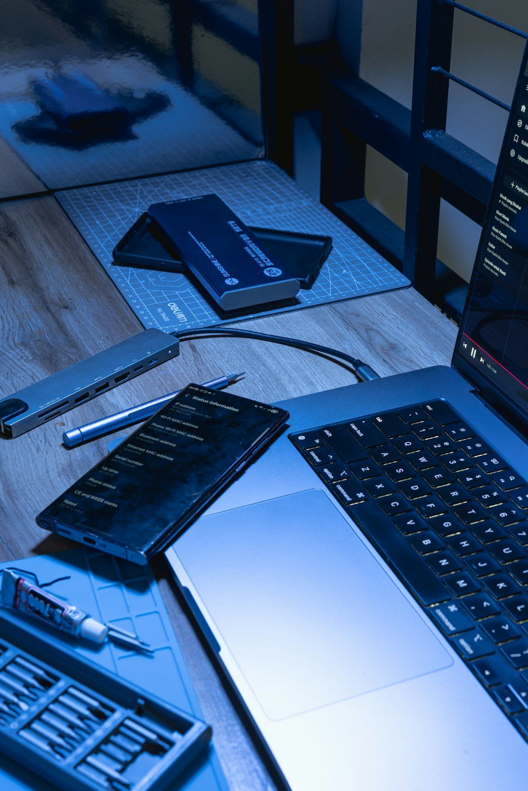 Ein leistungsstarker CPU-Kühler und ein modulares Netzteil in einem aufgerüsteten PC, wichtig für Stabilität und Kühlung. | Foto: Bayu Syaits